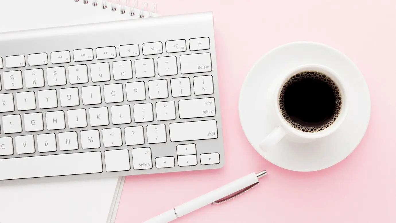 Draufsicht auf eine Anordnung aus Kaffee und Tastatur.