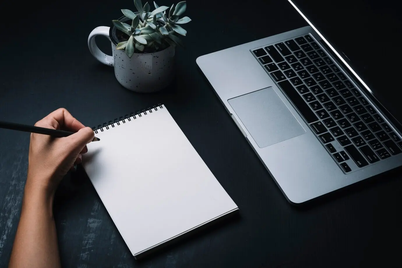 Konzept mit Notizblock und Laptop