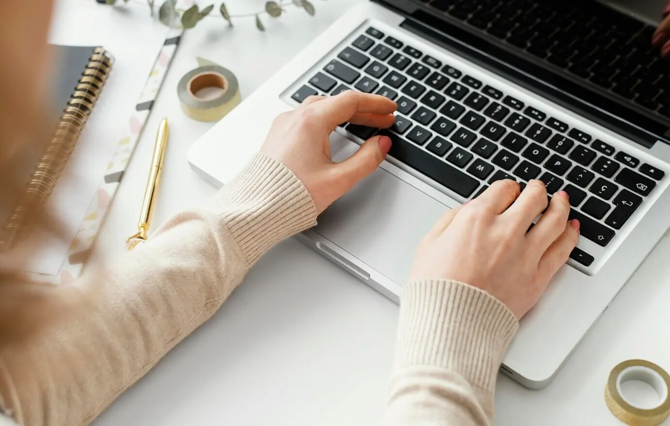 Junger Autor macht Notizen.