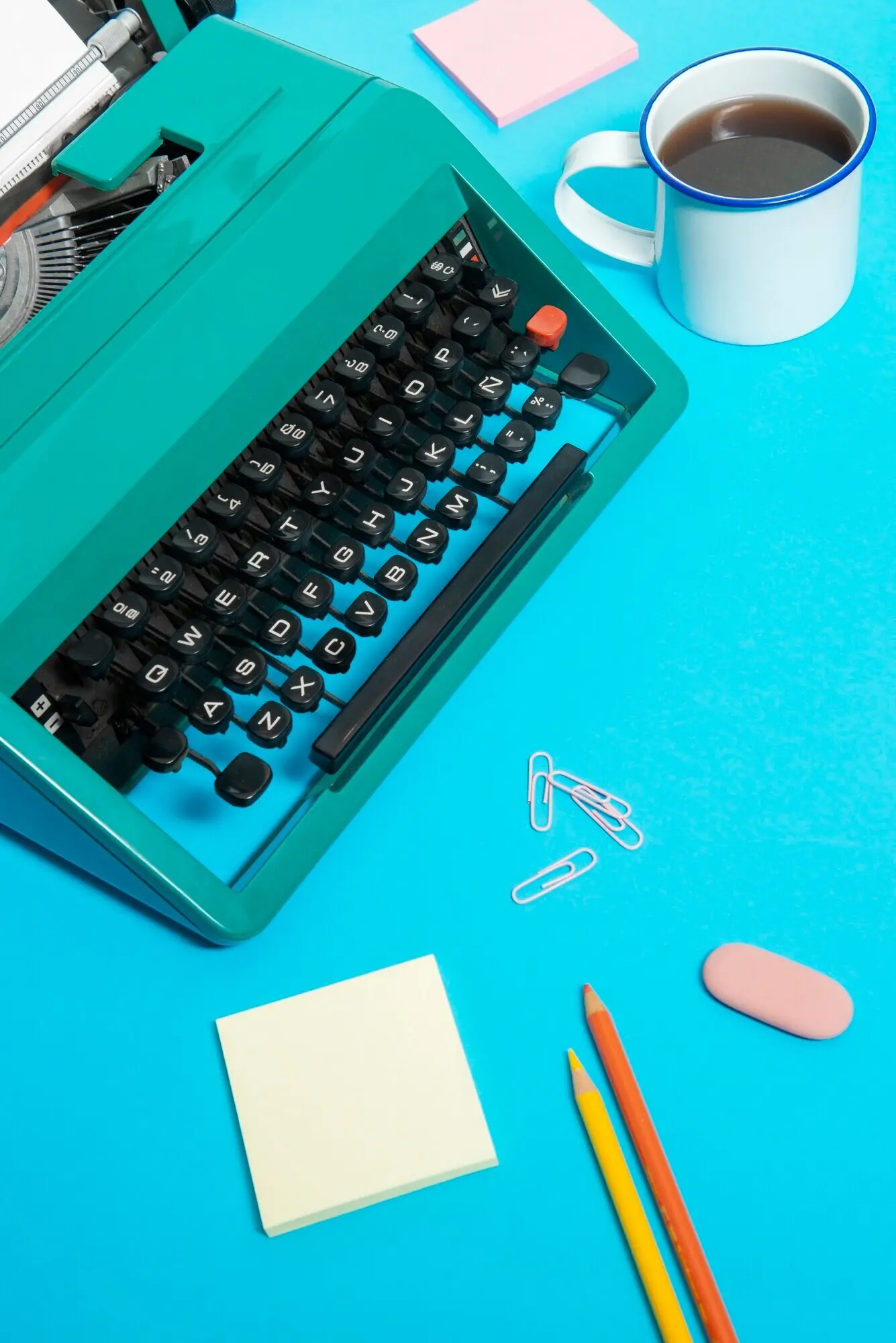 Leuchtend bunte Retro-Schreibmaschine mit Tastatur und Knöpfen