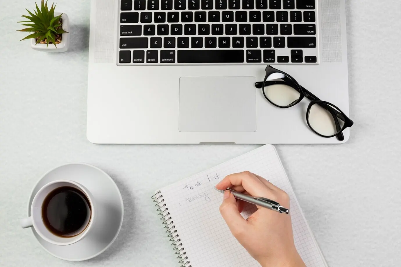 Laptop-Mockup in Draufsicht mit Notizblock